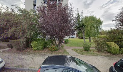 Adam Christine, Infirmière aux Clayes-sous-Bois